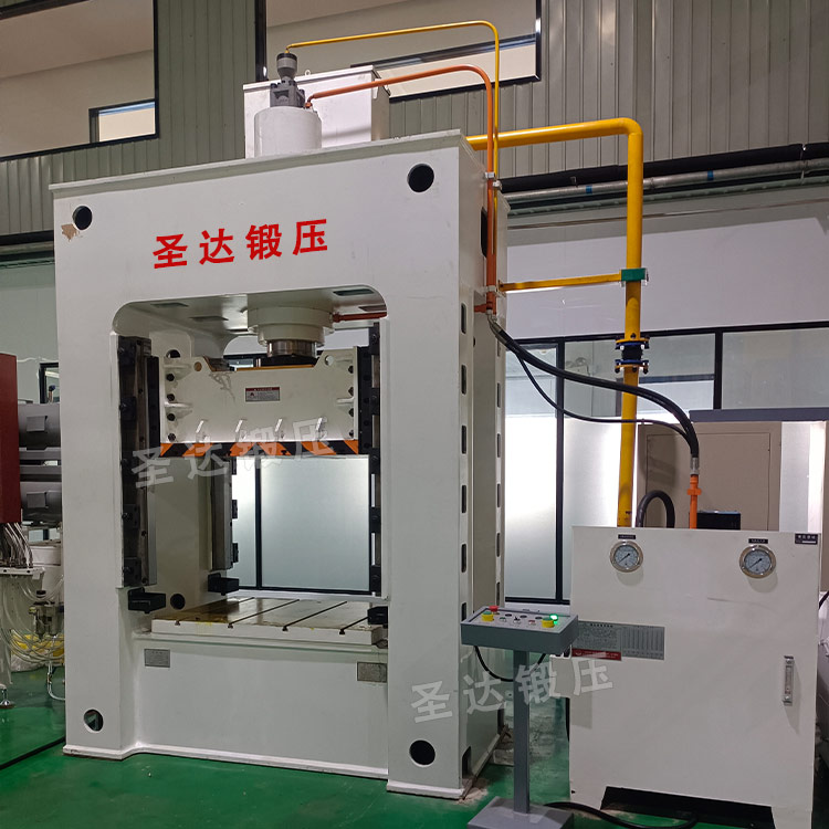 150噸汽車內(nèi)飾件成型液壓機(jī)現(xiàn)場(chǎng)