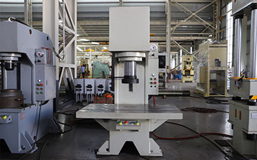 單柱液壓機的使用要點、安全操作與保養(yǎng)方法